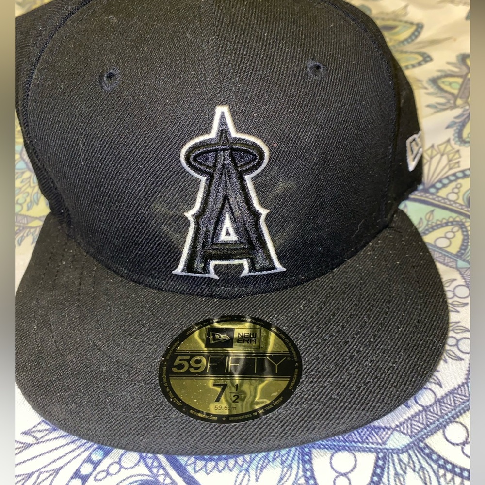 New Era Black on Black Los Angeles Angels Fitted Cap Sz 7 1/2